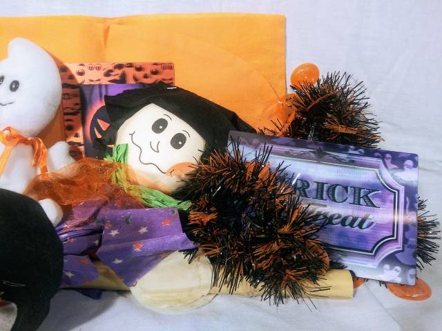 Assorted Halloween decor